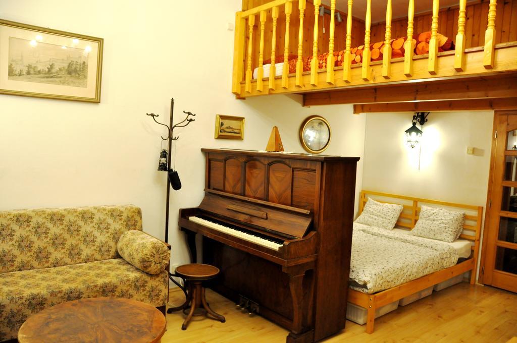 Traditional Slovak Apartment ブラチスラヴァ エクステリア 写真