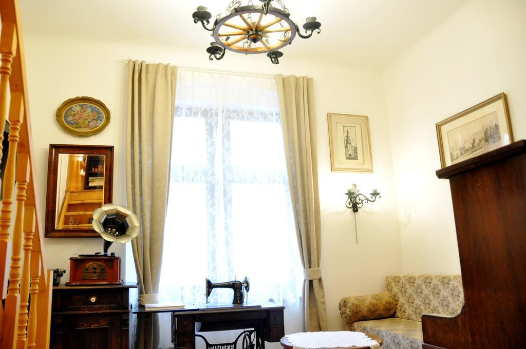 Traditional Slovak Apartment ブラチスラヴァ エクステリア 写真